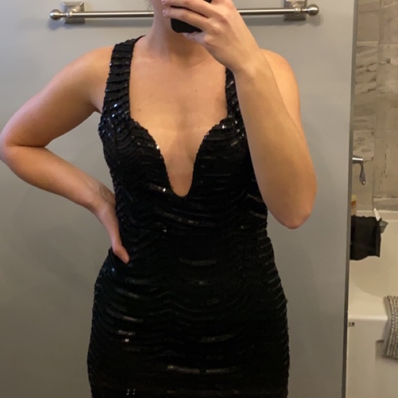 Black low neck sequence short dress - Picture 1 of 3